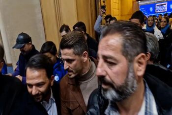 خروج طولانی وریا غفوری از جشن استقلالی ها وسط بازار داغ عکس یادگاری!