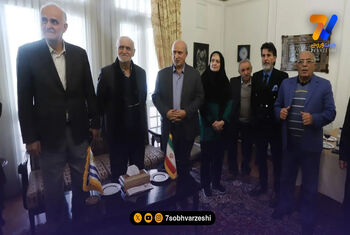 دیپلماسی فوتبالی در تهران؛ تاج و سفیر اروگوئه با پیراهن‌های ملی عکس یادگاری گرفتند