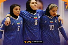 اهدای جام قهرمانی فوتسال زنان استقلال در فینال لیگ دسته اول مردان