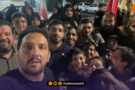 گزارش تصویری| قهرمانان کشتی کنار مردم، پای کار ایران