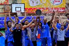 لحظه بالا بردن جام قهرمانی استقلال و کسب سهمیه سوپر لیگ غرب آسیا
