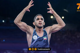 رحمان عموزاد بر بام کشتی آزاد جهان