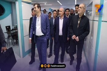 رییس جمهور در تمرین ملی پوشان؛ پیراهن تیم ملی هدیه به مسعود پزشکیان